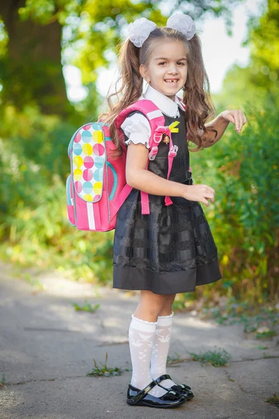 Kleines hübsches Schulmädchen auf der Straße — Stockfoto