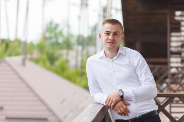 Çekici ve yakışıklı işadamı