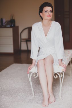 Genç seksi gelin beyaz üzerinde erotik iç çamaşırı