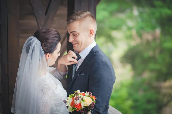 Deze romantische gelukkige momenten van bruidspaar. — Stockfoto