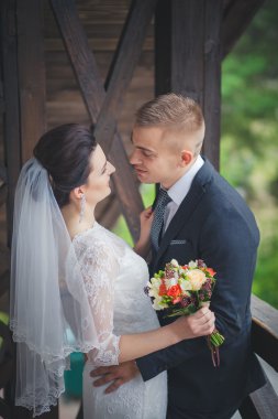 Mutlu şık yeni evli gelin ve damat düğün portre