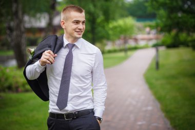 İşadamı parkta tek başına