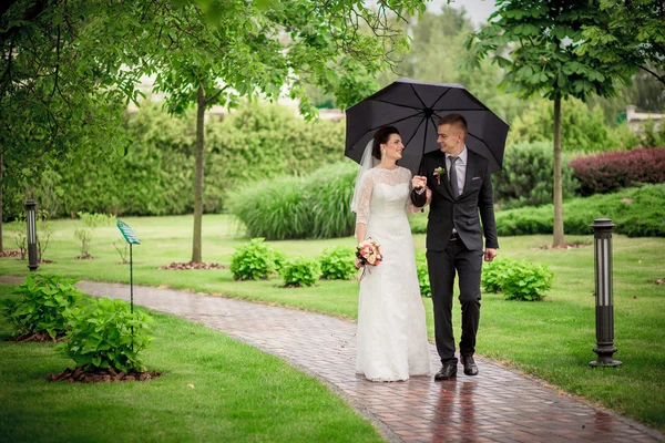 Questi romantici momenti felici di coppia nuziale . — Foto Stock