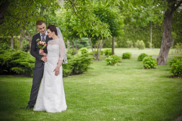 Bruiloft shot van de bruid en bruidegom in park — Stockfoto