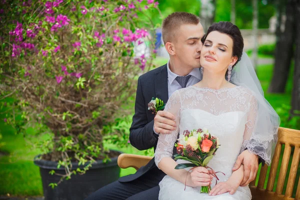 Estes momentos felizes românticos de casal de casamento . — Fotografia de Stock