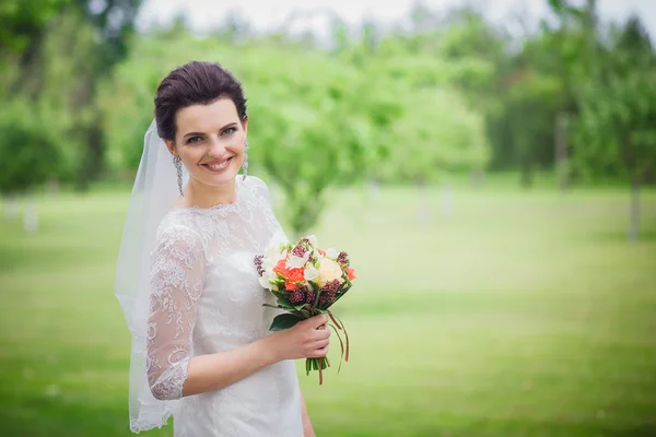 赤い唇、長いウェーブのかかった髪を美しい花嫁の女の子の結婚式の写真 — ストック写真