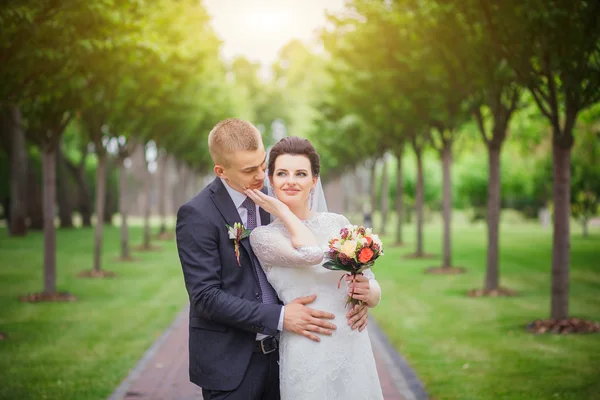 Tyto romantické šťastné okamžiky svatební pár. — Stock fotografie