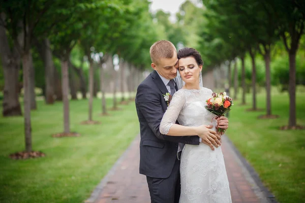 Casal de casamento na floresta — Fotografia de Stock