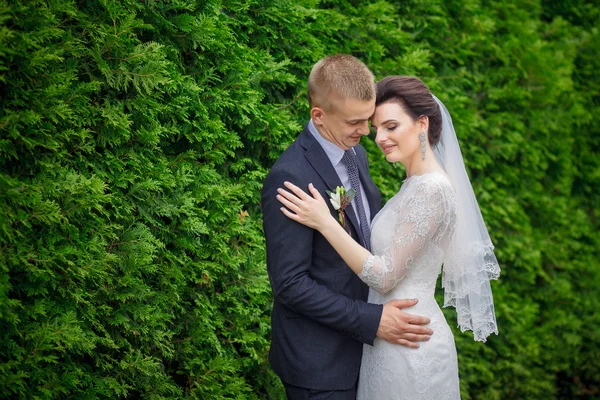 Deze romantische gelukkige momenten van bruidspaar. — Stockfoto