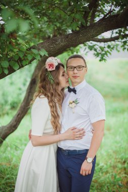 Gelin ve damat doğa üzerinde gülümseyen