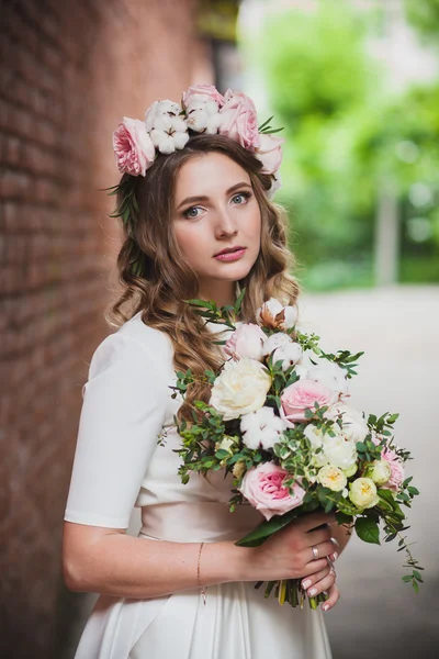 Novia en una corona de flores con su pelo — Foto de Stock