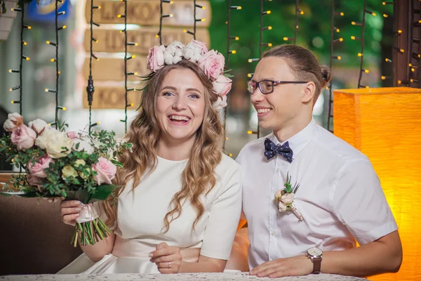Nevěsta a ženich ve venkovní kavárně — Stock fotografie