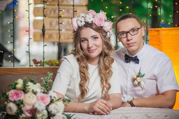Glad brudgummen bruden tillsammans i café ha kul — Stockfoto