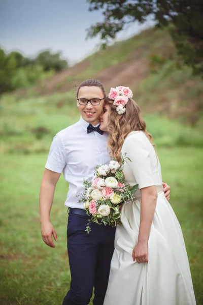 Bride and Groom on spring nature — Stock Photo, Image