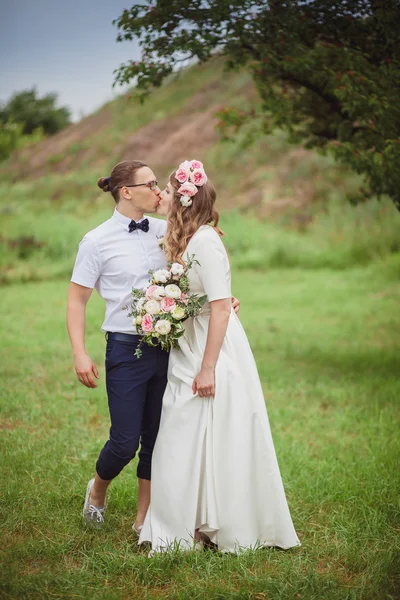 Nevěsta a ženich, usmívající se na přírodu — Stock fotografie