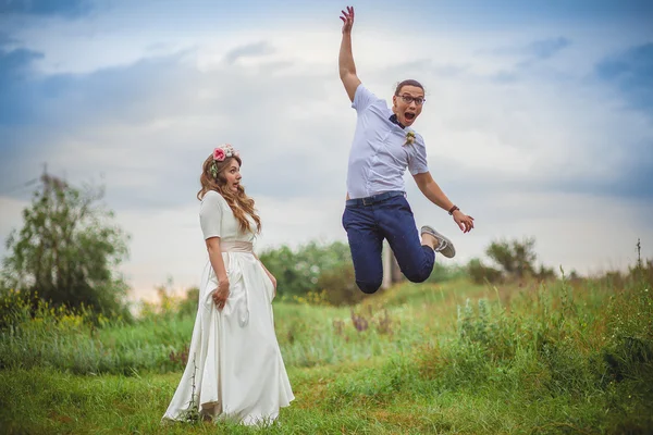 Bride and groom jump — Stock Photo, Image