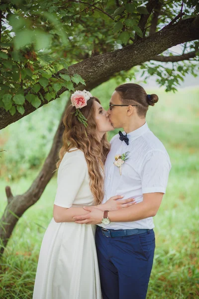 Nevěsta a ženich, usmívající se na přírodu — Stock fotografie