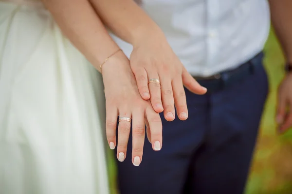 Mains de mariage jeunes mariés — Photo