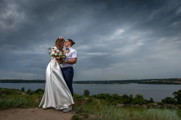 Sposa e sposo tramonto — Foto Stock