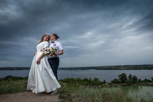 Bride and groom sunset — Stock Photo, Image