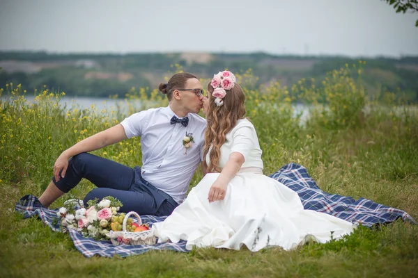 Felice giovane coppia di nozze su picnic — Foto Stock