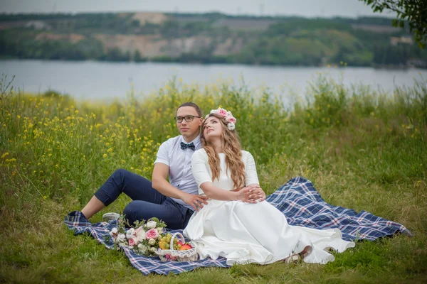 Sposa e sposo sull'erba nel parco — Foto Stock