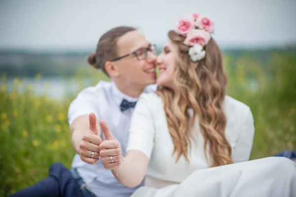 Nevěsta a ženich líbat na pikniku v parku sunset — Stock fotografie