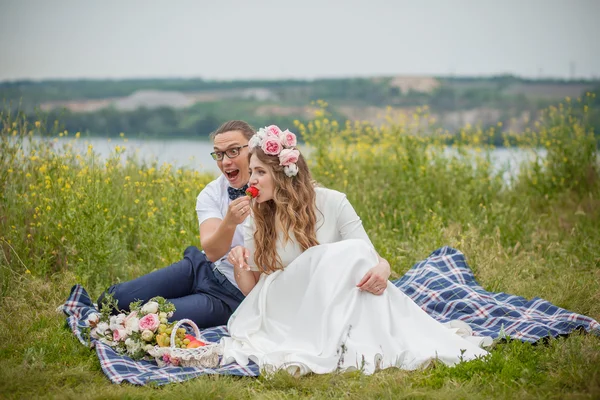 Noiva e noivo na grama no parque — Fotografia de Stock