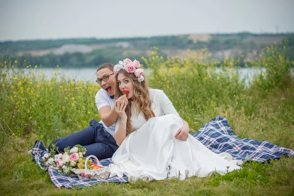 Felice giovane coppia di nozze su picnic — Foto Stock