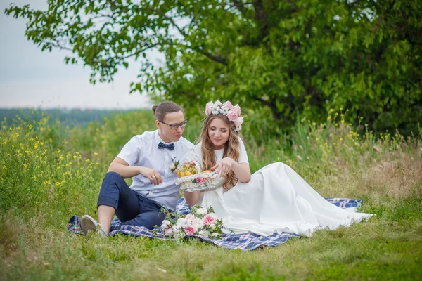 Happy young wedding couple on picnic — Stock Photo, Image