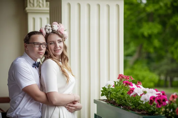 Brudgummen kramar en vacker brud som står i gammaldags rummet — Stockfoto