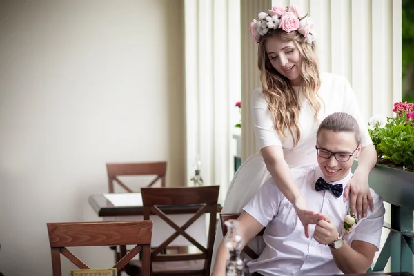 Novio abraza un bonito novia de pie en la antigua habitación — Foto de Stock