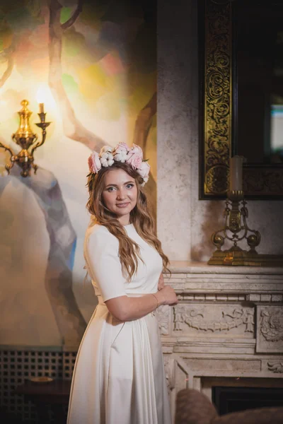 Junge schöne Braut mit Blumenkranz — Stockfoto