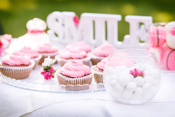 Rosa Kuchen auf dem Tisch — Stockfoto