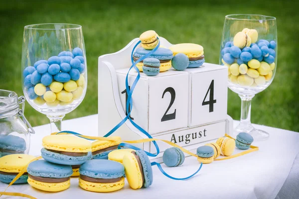 Macaroon azul amarelo — Fotografia de Stock