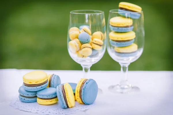 Macaroon azul amarelo — Fotografia de Stock