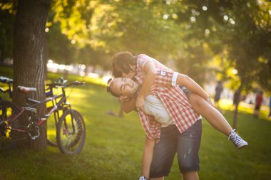 Genç çift parkta oynuyor.