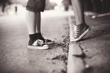 parmak uçlarında dur, öp