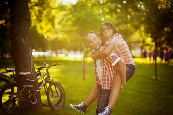 Молодая пара играет в парке — стоковое фото