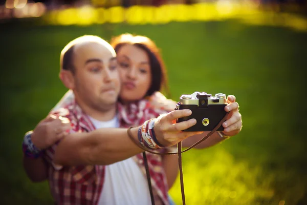 Young couple Self, photos, old camera — Stock Photo, Image