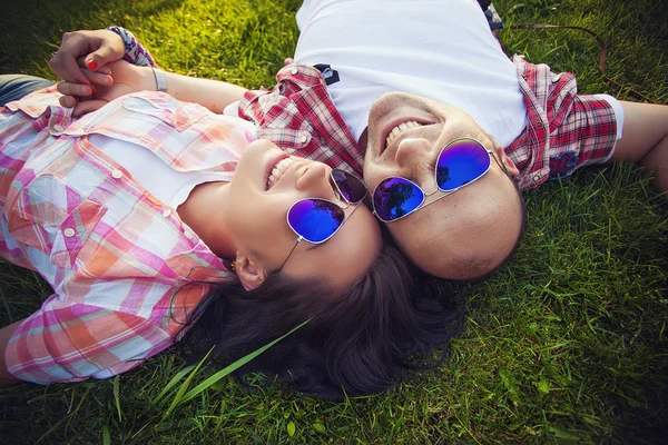 Mann und Frau im Gras — Stockfoto