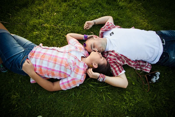 Mann und Frau im Gras — Stockfoto