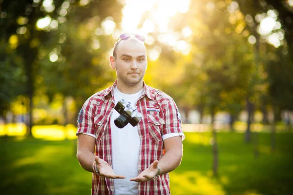 Man and the old camera — Stock Photo, Image