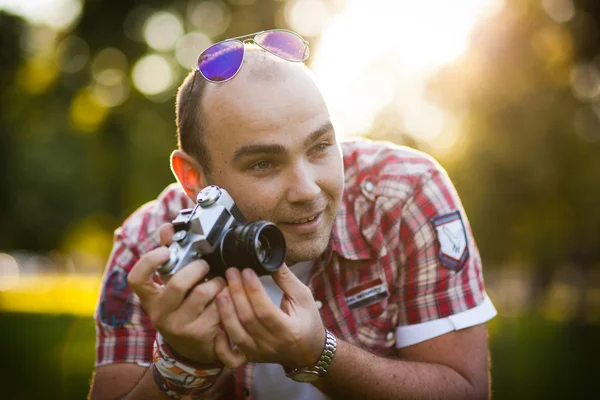 Man and the old camera — Stock Photo, Image