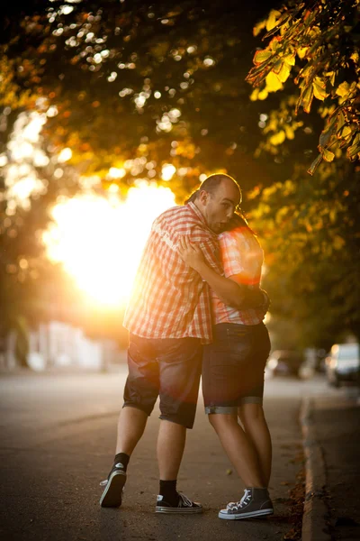 Fiatal pár, a város, a naplemente — Stock Fotó