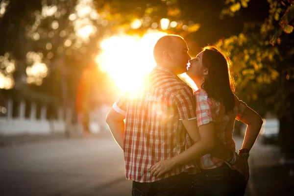 Young couple, city, sunset — Stock Photo, Image