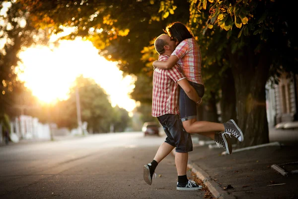Fiatal pár, a város, a naplemente — Stock Fotó