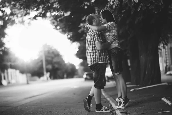 Pareja joven, ciudad, puesta del sol — Foto de Stock