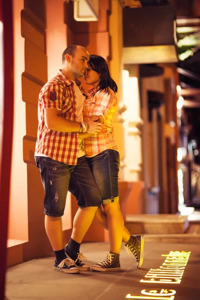 Evening date, couple, city, hugs — Stock Photo, Image