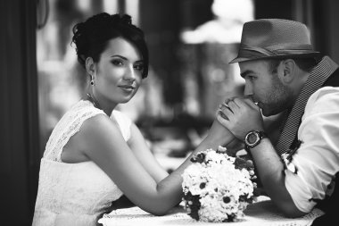 damat gelinin el öper